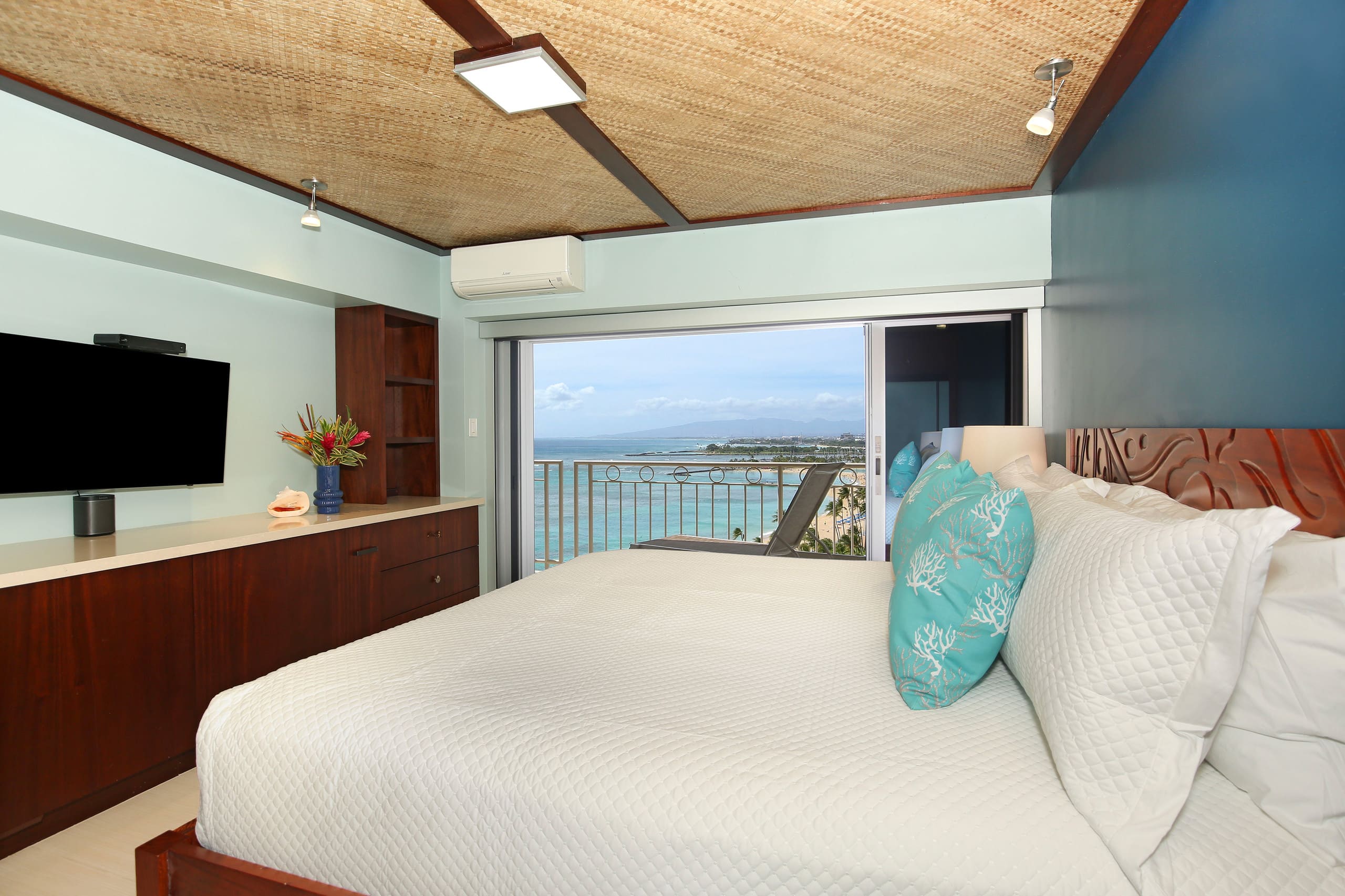 Condo in Honolulu · ★4.74 · 2 bedrooms · 4 beds · 2 private baths - Image 18