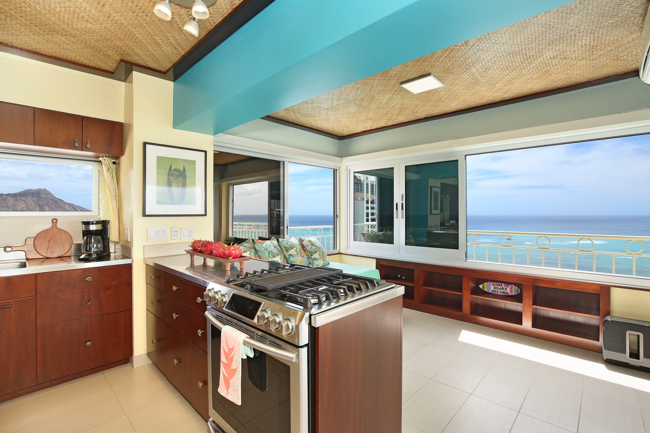 Condo in Honolulu · ★4.74 · 2 bedrooms · 4 beds · 2 private baths - Image 8