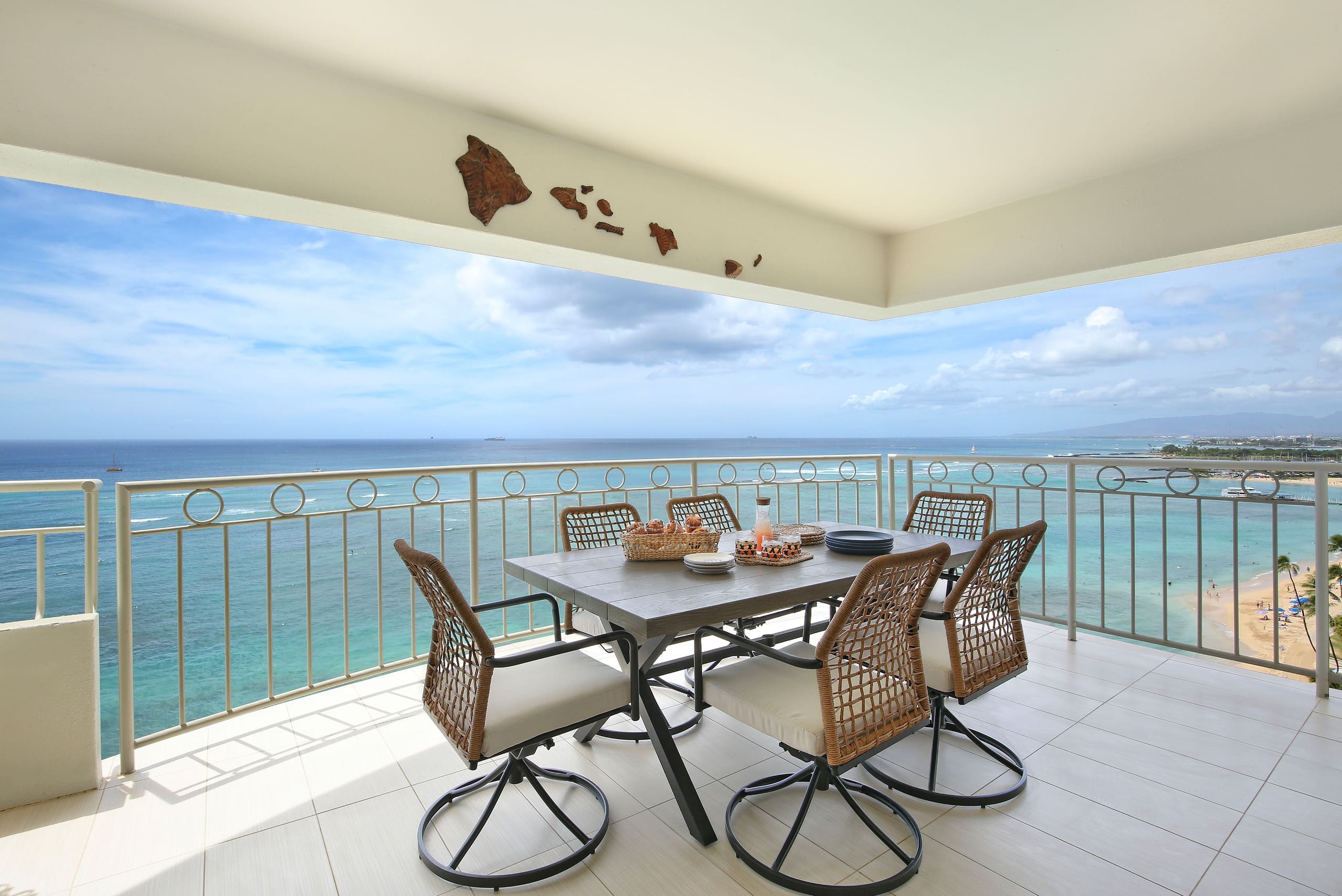 Condo in Honolulu · ★4.74 · 2 bedrooms · 4 beds · 2 private baths - Image 30