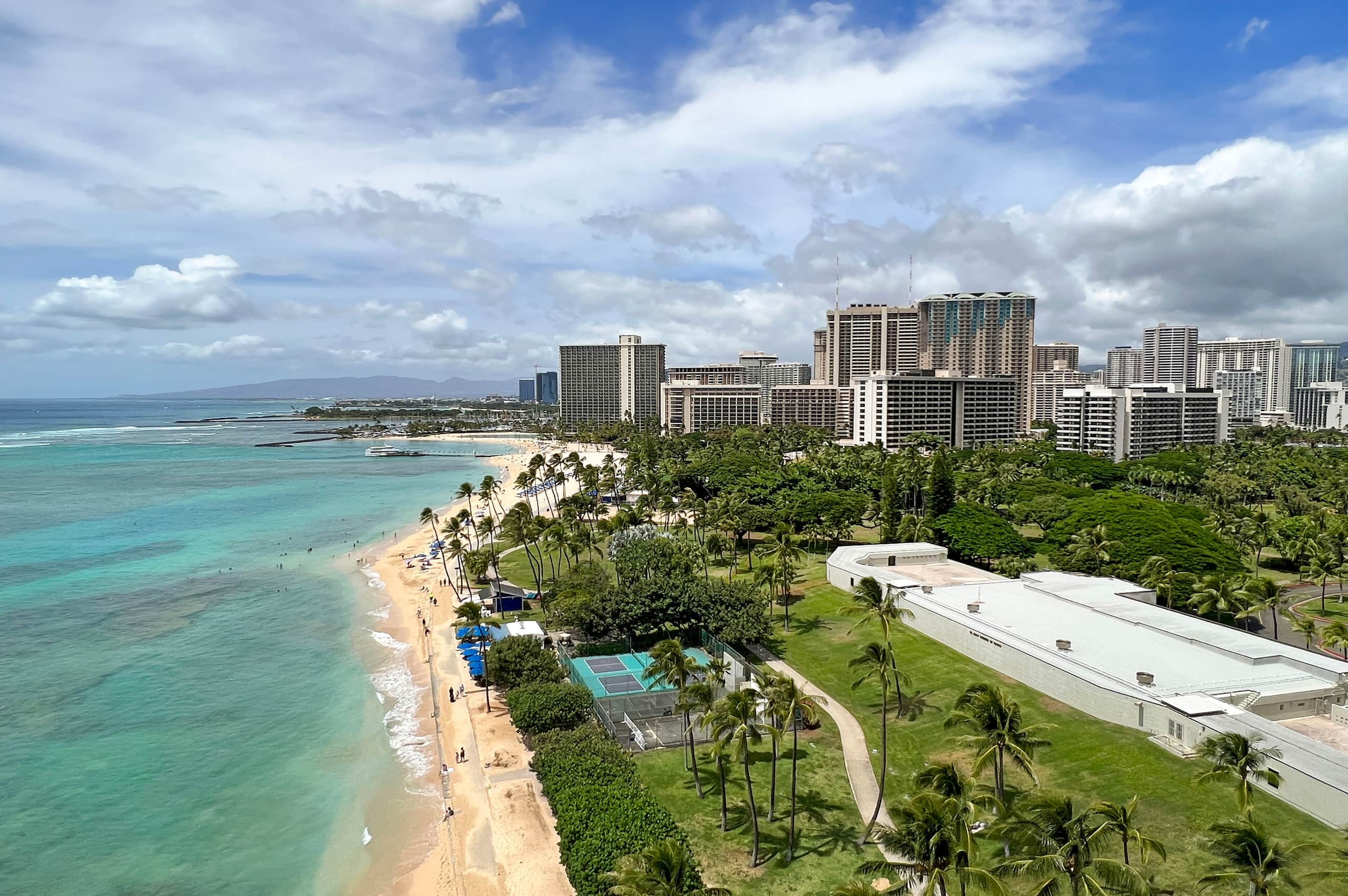 Condo in Honolulu · ★4.74 · 2 bedrooms · 4 beds · 2 private baths - Image 43