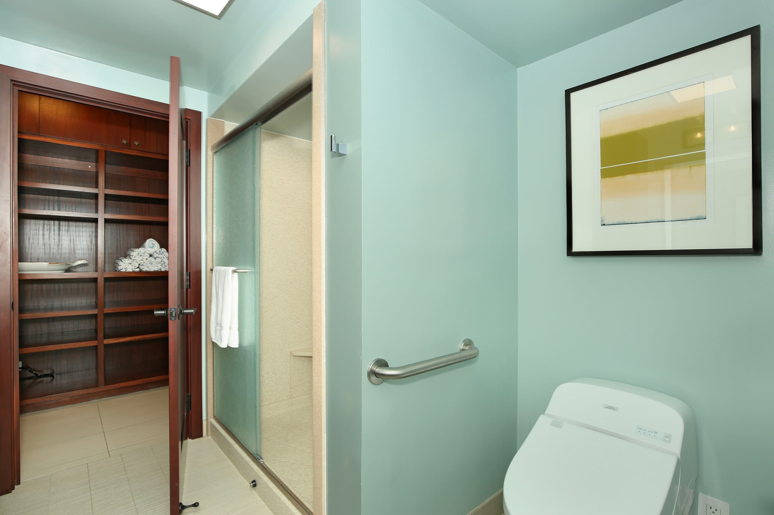Condo in Honolulu · ★4.74 · 2 bedrooms · 4 beds · 2 private baths - Image 23