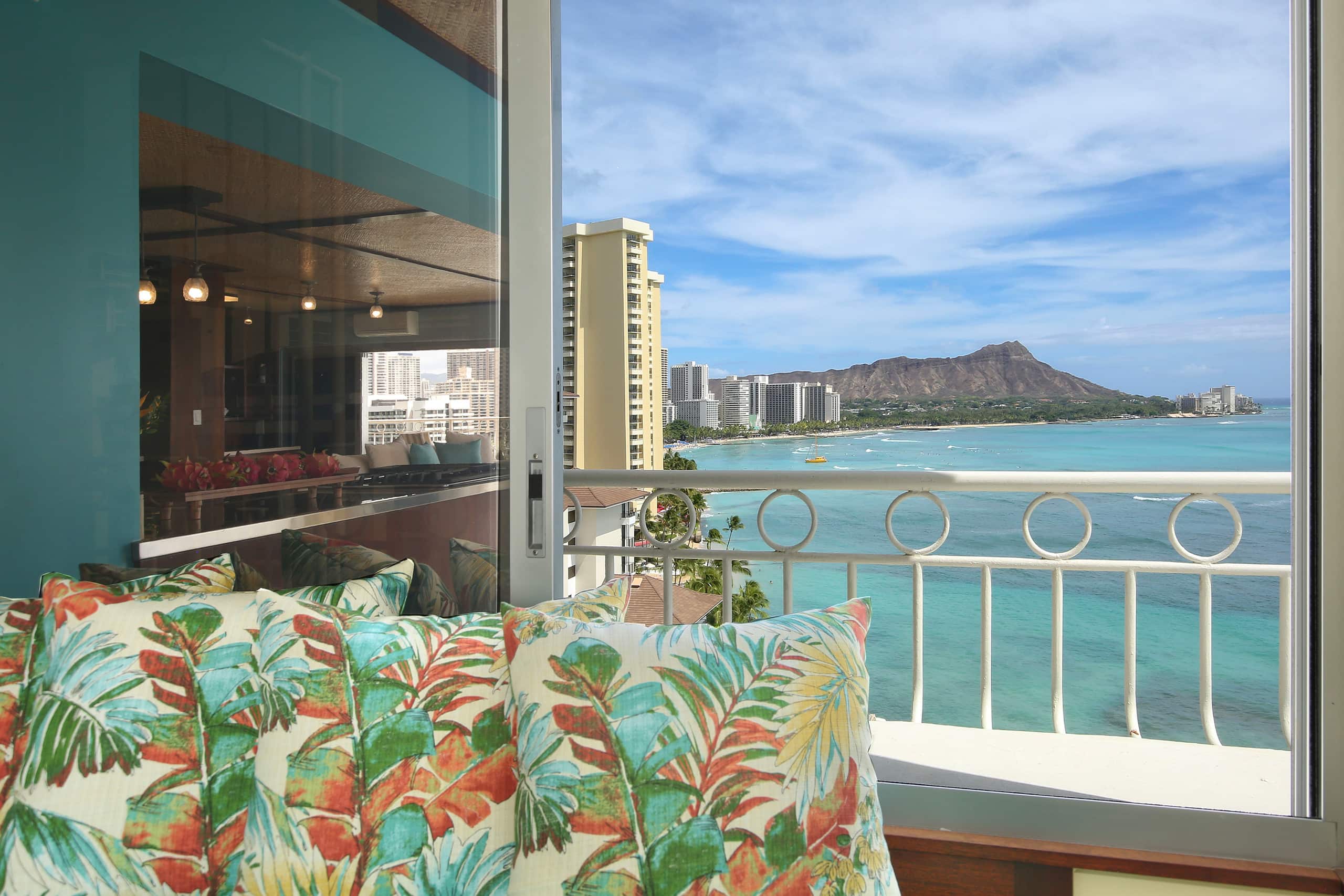 Condo in Honolulu · ★4.74 · 2 bedrooms · 4 beds · 2 private baths - Image 3
