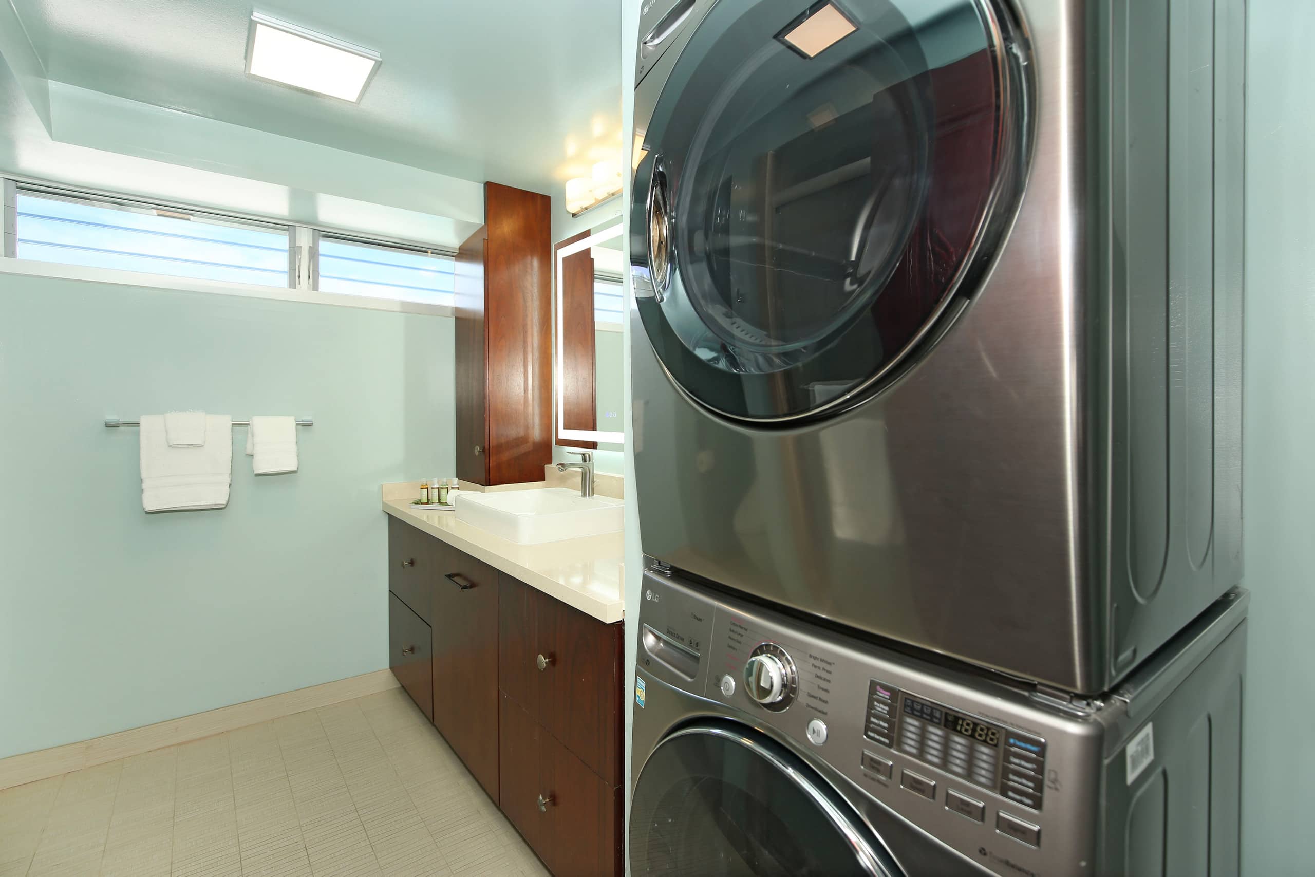 Condo in Honolulu · ★4.74 · 2 bedrooms · 4 beds · 2 private baths - Image 44