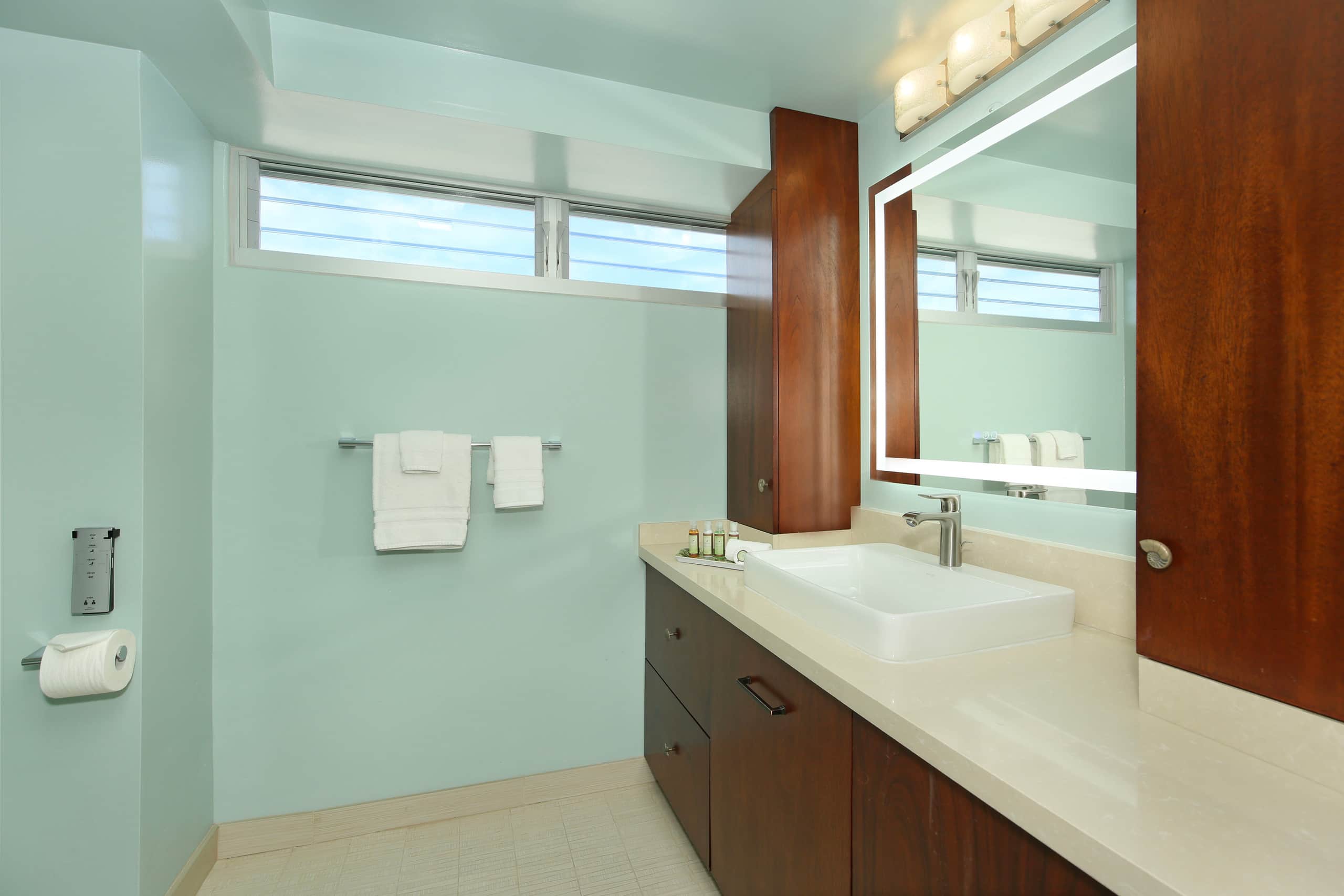 Condo in Honolulu · ★4.74 · 2 bedrooms · 4 beds · 2 private baths - Image 22