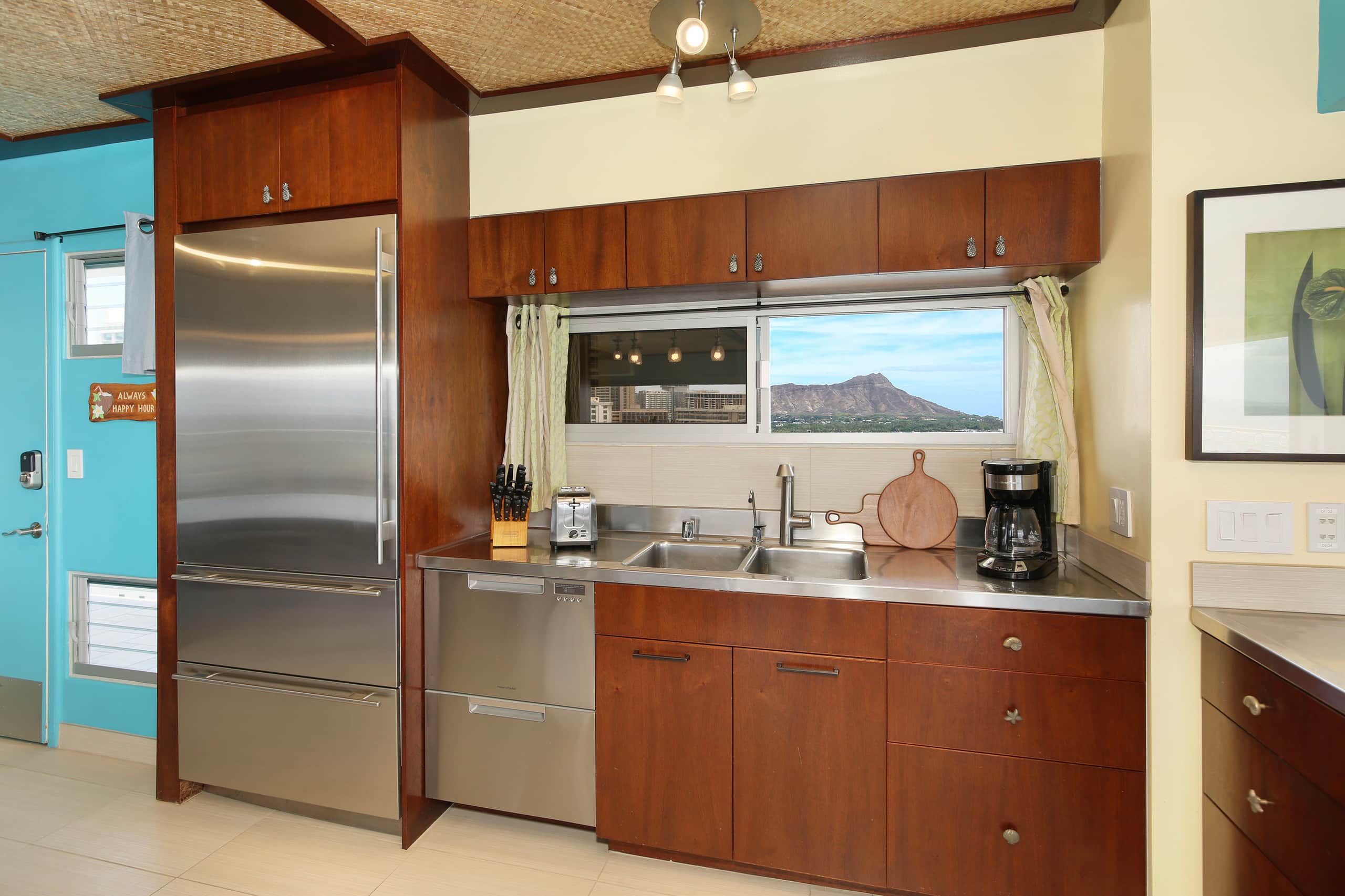 Condo in Honolulu · ★4.74 · 2 bedrooms · 4 beds · 2 private baths - Image 9