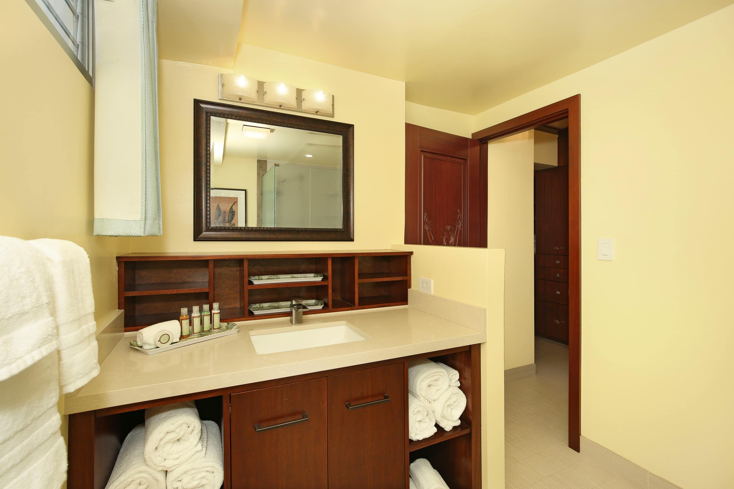 Condo in Honolulu · ★4.74 · 2 bedrooms · 4 beds · 2 private baths - Image 26