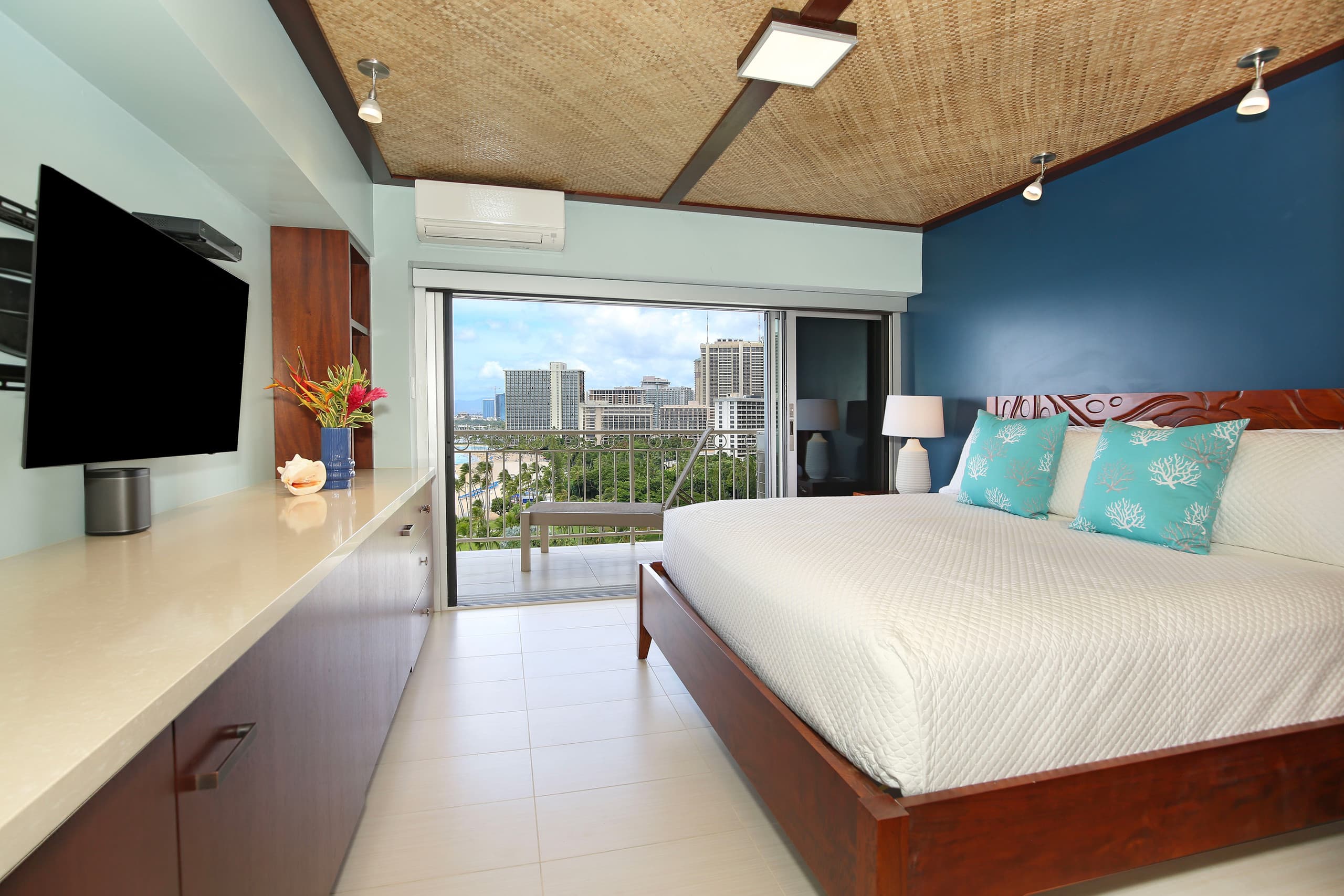 Condo in Honolulu · ★4.74 · 2 bedrooms · 4 beds · 2 private baths - Image 16