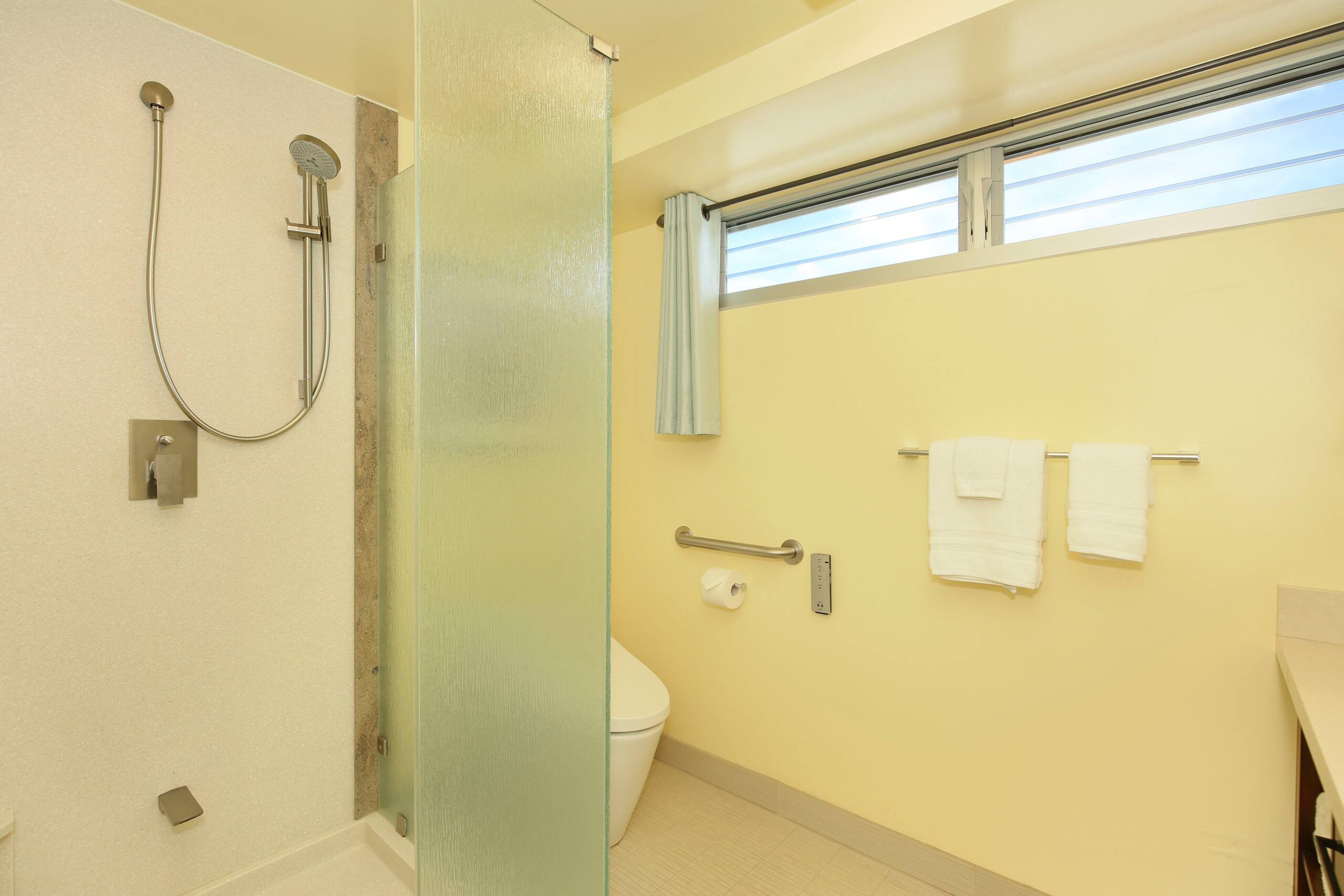 Condo in Honolulu · ★4.74 · 2 bedrooms · 4 beds · 2 private baths - Image 27