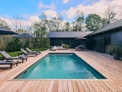 Architect-designed home, 10 acres, pool & hot tub