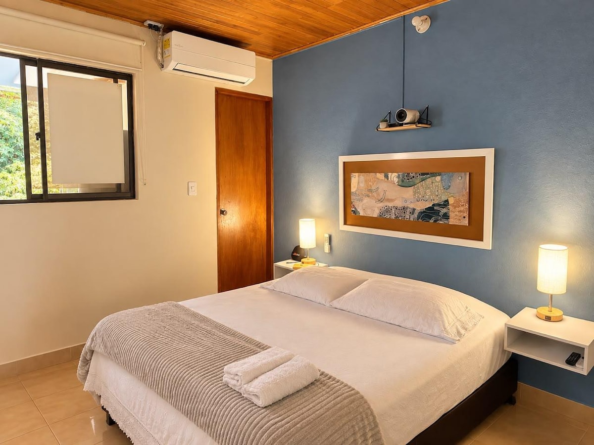 Room with private bathroom/A/C/TV projector/Near Ronda del Sinú ...