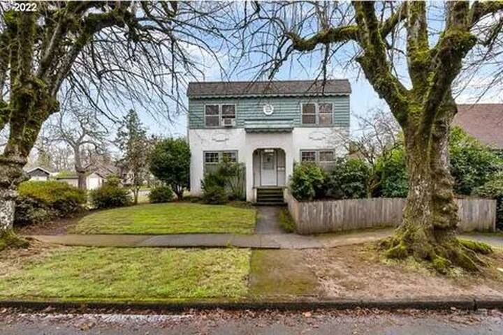 Spacious Willamette Wine Country Manor + Hot Tub gallery image 2