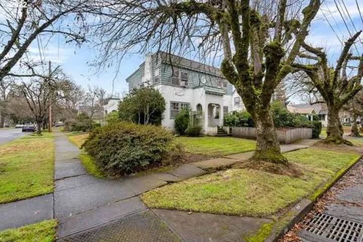 Spacious Willamette Wine Country Manor + Hot Tub gallery image 3