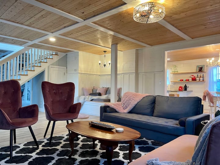 Spacious Willamette Wine Country Manor + Hot Tub - Salem, OR