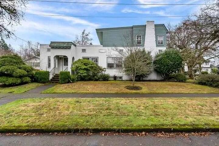 Spacious Willamette Wine Country Manor + Hot Tub gallery image 4