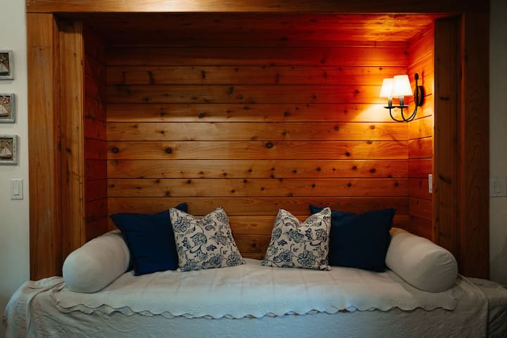 Farm Cabin: Sauna & Cold Shower - Quadra Island