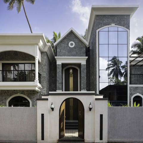 4 bedroom close to Morjim beach