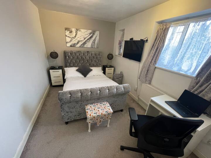 Amazing, comfy double room in Feltham Houses for Rent in Greater