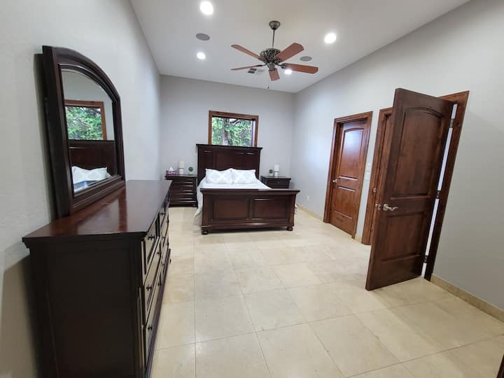 Nyumba ya wageni- Chumba cha kulala cha malkia kilicho na bafu na makabati mawili-** * Iko katika nyumba ya wageni ***