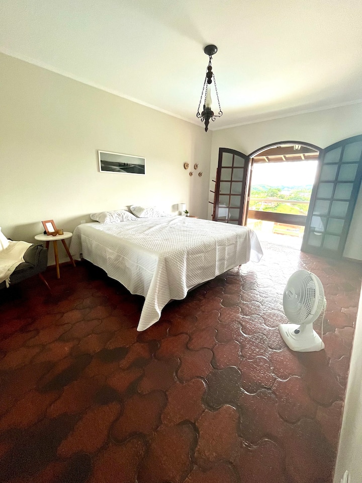 חדר שינה בסוויטה = מיטת קינג סייז אחת 