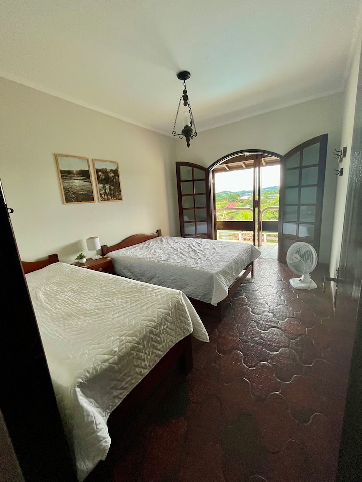 חדר שינה עם מיטה זוגית + מיטת יחיד אחת + מיטת יחיד נוספת 