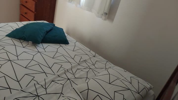 Krevat dopio prej druri masiv, pa lëkundje, me ajër të kondicionuar, komodinë me 4 sirtarë prej druri masiv, komodinë krahu krevati, perde errësuese.