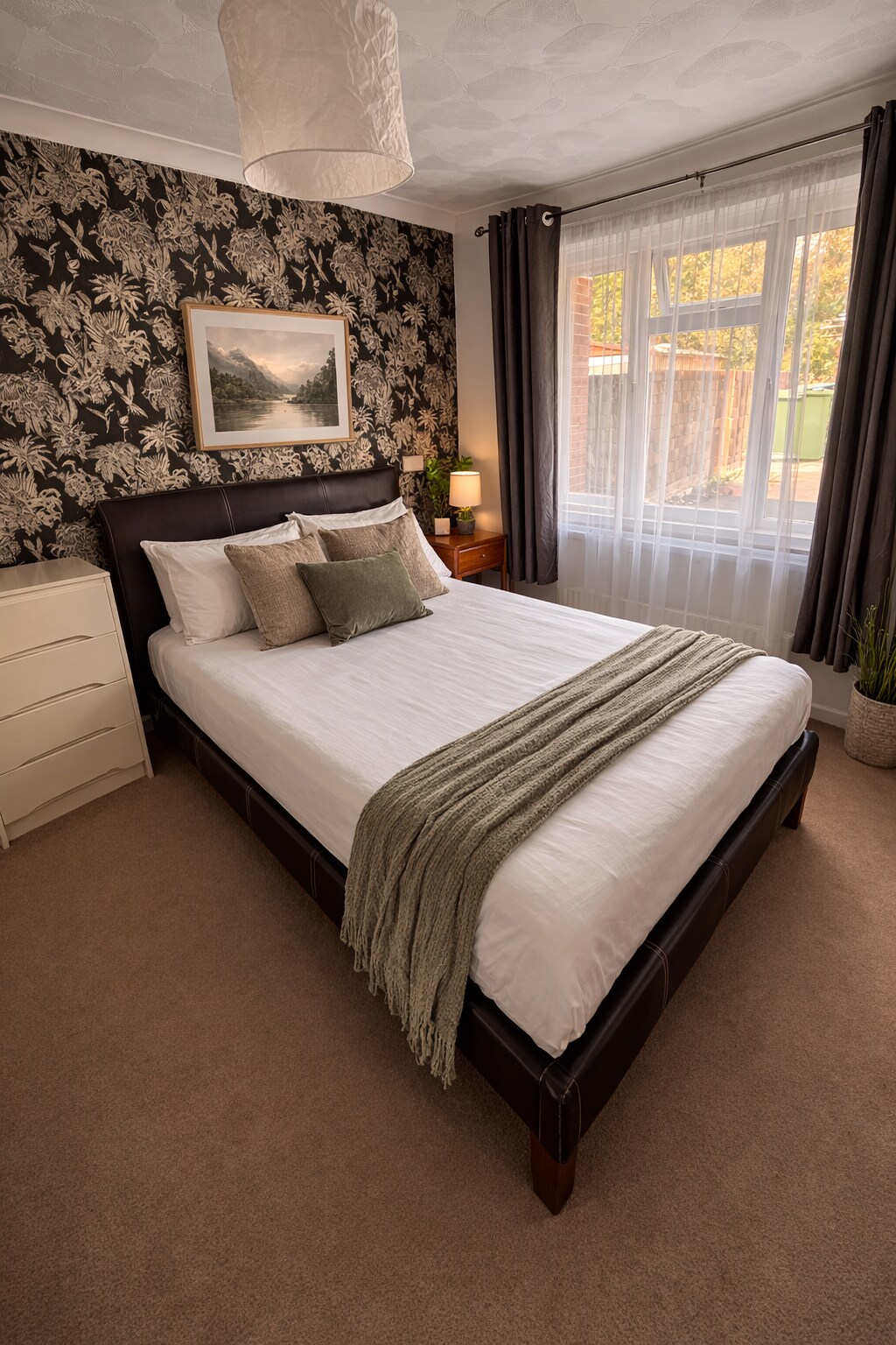 Comfy room, walking distance away to Train Station