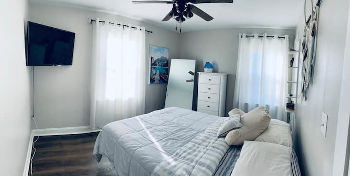 Une autre vue de la chambre 1.
La commode à 5 tiroirs est maintenant sous la télévision.