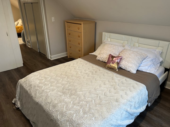 Ce lit comprend un lit simple gigogne pour une troisième personne si nécessaire. Le lit peut être déplacé si nécessaire pour y accéder.