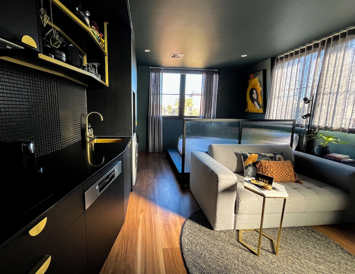 გონივრულად დაყოფილი, ლამაზად კომპაქტური. ყველაფერი აქვს თავისი დანიშნულება — სივრცე არ არის დაკარგული, დეტალები არ არის დავიწყებული.