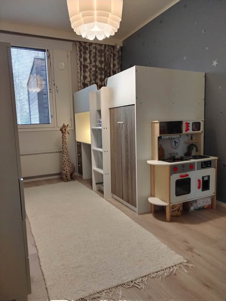 Litera de cuerpo entero para un niño/adolescente/adulto pequeño (límite de peso: 90 kg). La cama tiene los lados bastante altos, por lo que no es fácil caerse de ella. También es posible abrir una cama supletoria o una cuna en el suelo de la habitación. 