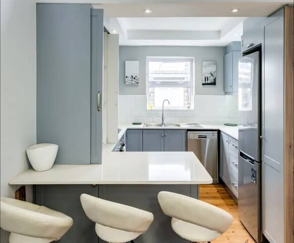 House 4 bed, 3 bath w/ pool gallery image 5