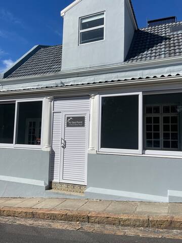 House 4 bed, 3 bath w/ pool gallery image 3