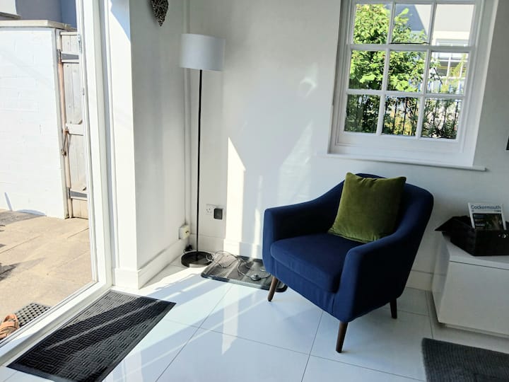 Executive Ground Floor Flat With Private Courtyard - コッカーマス