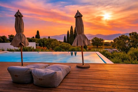 Seaview splendor & private Pool