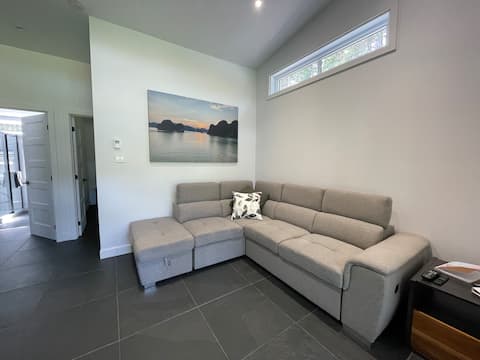 Popular Airbnb listing: Riverfront Cottage in Saint Alexis Des Monts