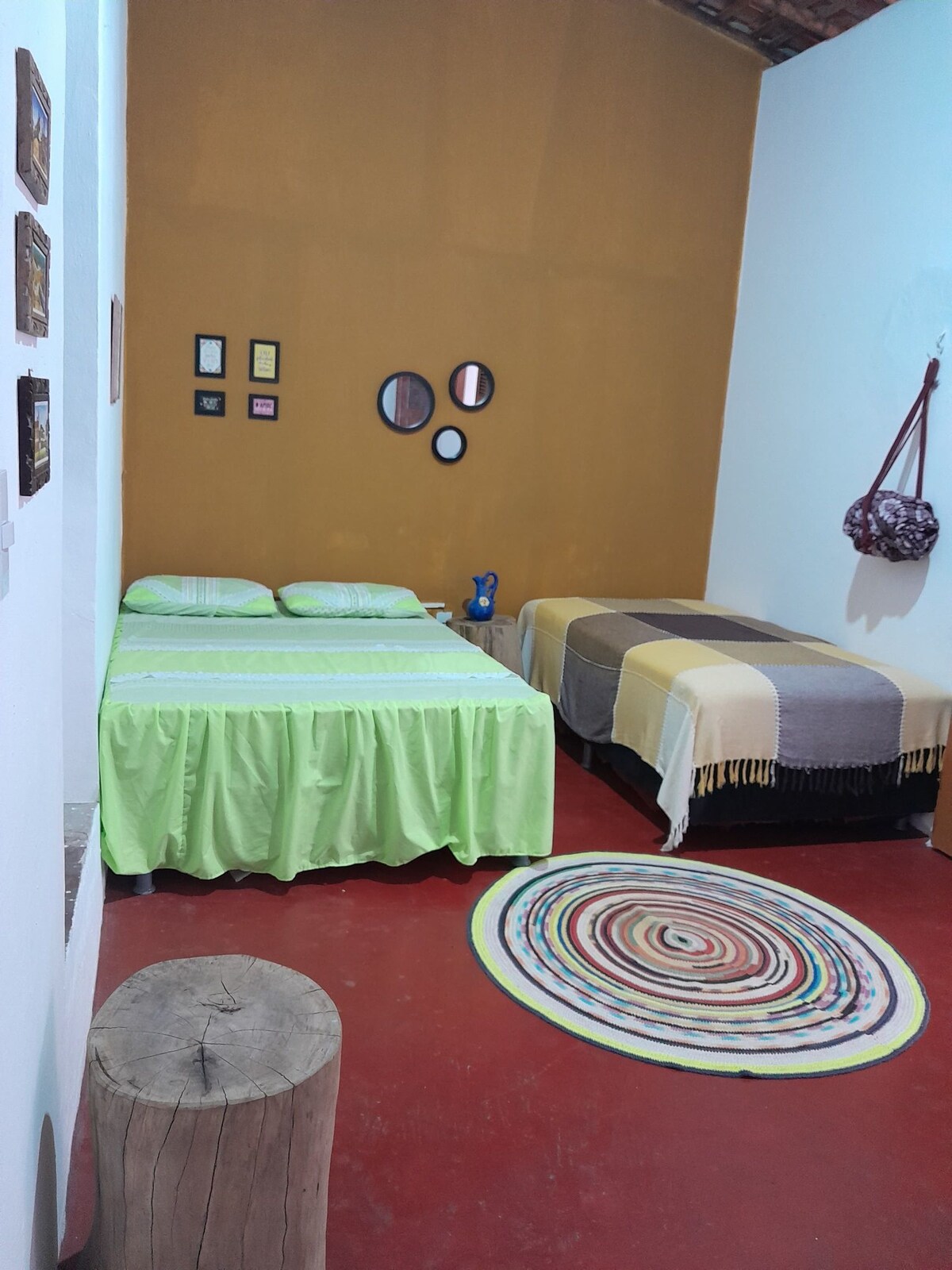 Chumba cha pili cha kulala kilicho na kitanda cha watu wawili na kimoja na mmiliki wa kitanda cha bembea