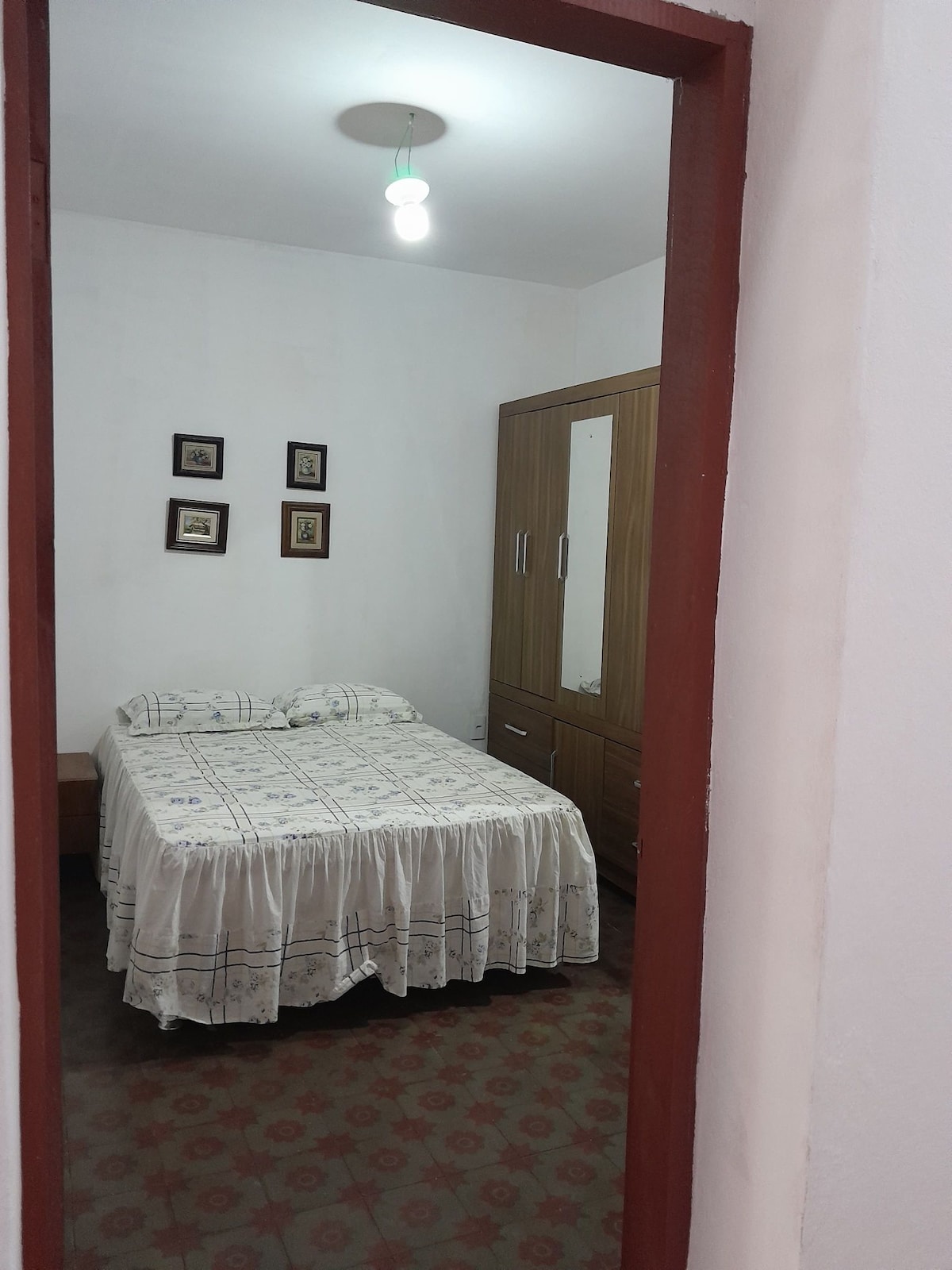 Chumba cha kulala cha kwanza kilicho na kitanda cha watu wawili chenye mwonekano wa mbele na kitanda cha mmiliki kwa ajili ya kitanda cha be