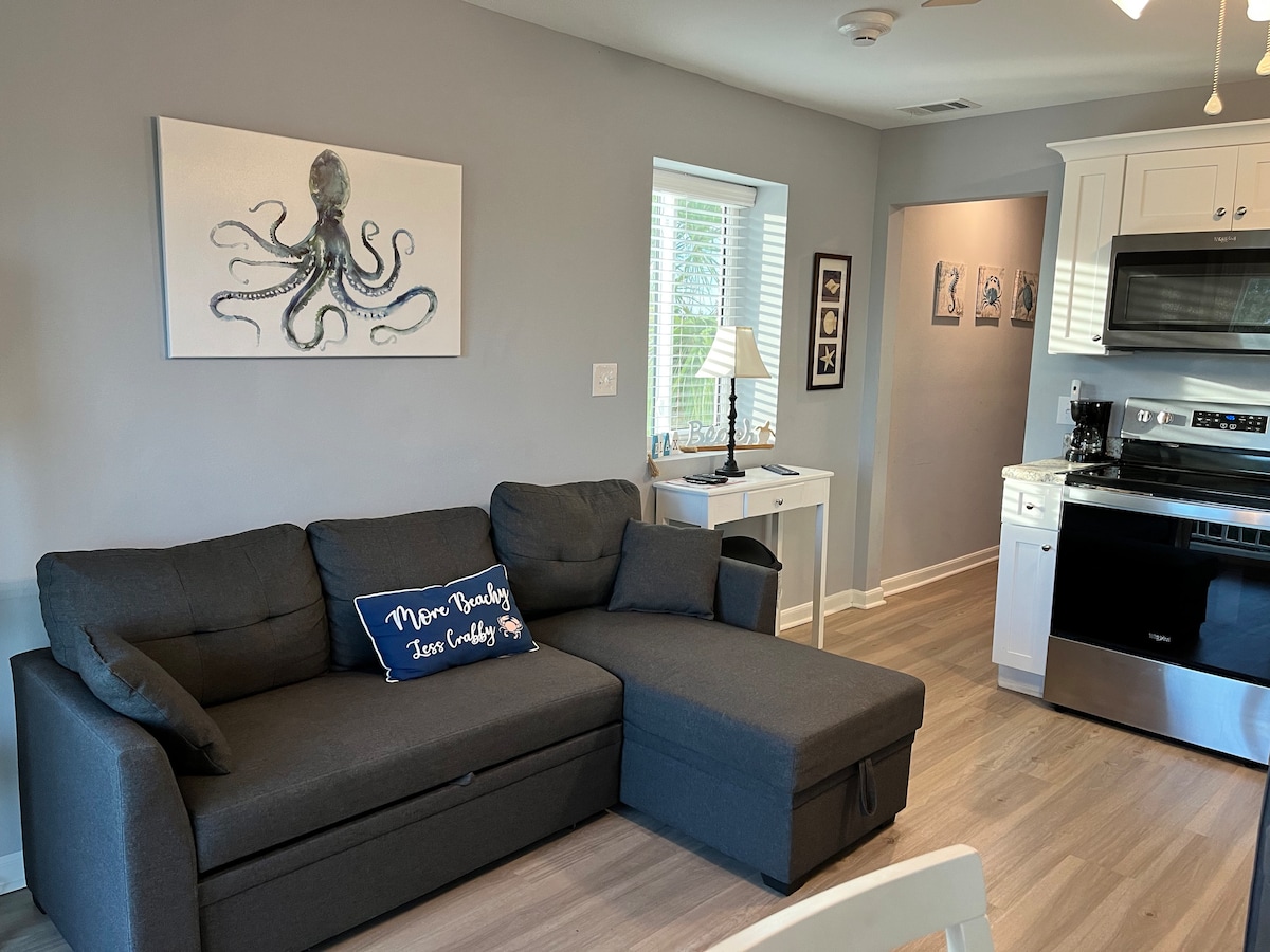 ספה נפתחת בגודל מלא עם מצעים מאוחסנים באזור Chaise פשוט הרימו את הרצועה בחזית 