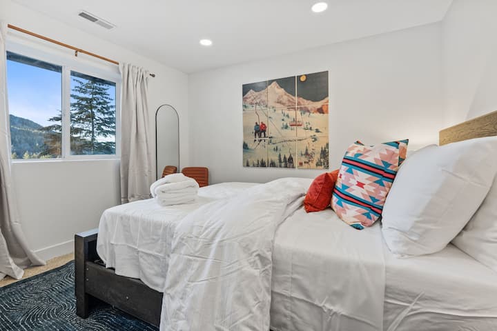 Acha TV, angalia dirishani na ufurahie mandhari ya ajabu. Ikiwa na mashuka ya kifahari na godoro utakalolipenda, ni mahali pazuri pa kupumzika.
