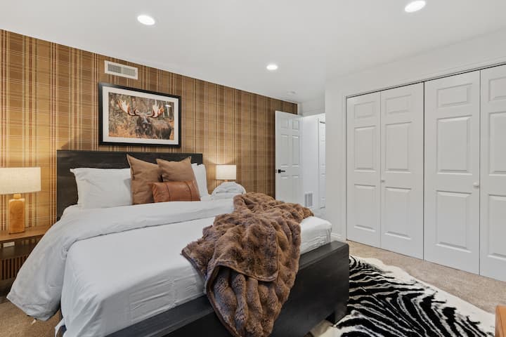 Chumba hiki cha kulala kilichoundwa kitaalamu kinaonekana cha kifahari sana, kikiwa na TV na kitanda ambacho hakiwezi kupingwa kiasi kwamba unaweza kuishia kushindana mikono juu ya nani atakayekipata.