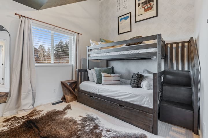 Kitanda kizima na mapacha wawili hutoa nafasi kubwa kwa kundi zima—bora kwa mazungumzo ya usiku, vicheko, na kumbukumbu zinazodumu hadi asubuhi na mapema.