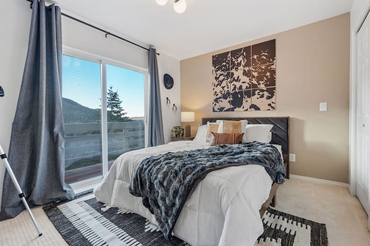 Chumba cha kulala cha ghorofa ya chini chenye bafu lililoambatanishwa na kitanda aina ya queen kinachotoa mandhari ya kupendeza. Ukiwa na mashuka ya kifahari na televisheni, utashangaa kwa nini ungependa kuondoka.