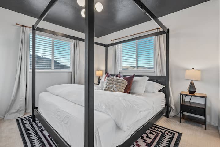 Amka ufurahie mandhari ya kuvutia kutoka kwenye madirisha mawili katika chumba hiki cha kulala cha king. Shuka za kifahari, kitanda kinachostahili ndoto, na kabati kubwa hufanya nafasi hiyo iwe ya kupendeza na yenye utendaji mzuri.