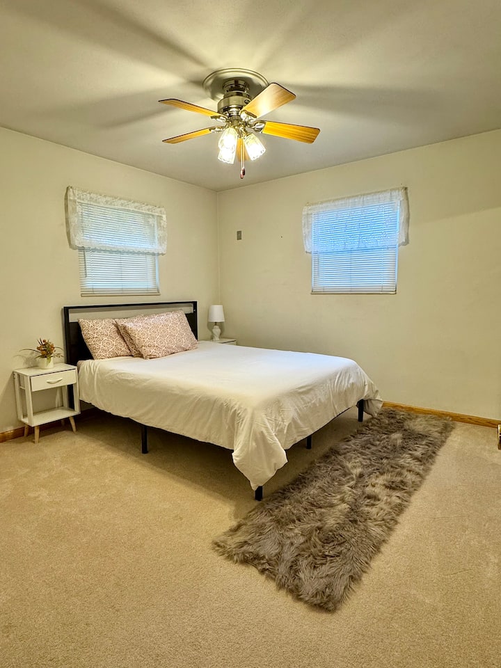 Krevat dopio "Queen". Dyshek 12". Krevat i poshtëm. 
Dollap i vogël me varëse rrobash