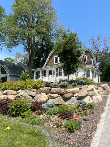 Charming Wayzata Cottage gallery image 2