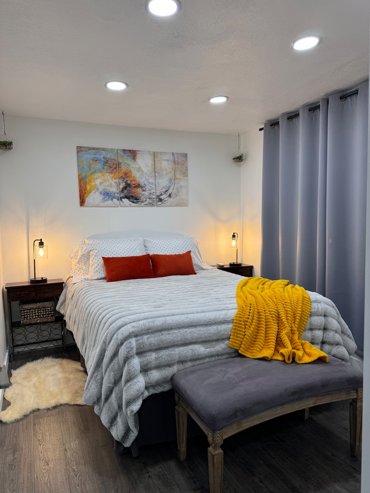 Удивително удобен матрак Temperpudic queen с дистанционно регулируема рамка на леглото. Издигнете краката си, за да се отпуснете.

Завеси със затъмнение за ваше удобство. Осветлението в спалнята е напълно димируемо. 