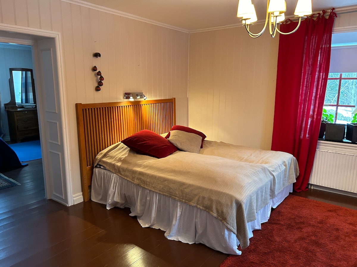 Në katin e poshtëm ndodhet kjo dhomë gjumi me 1 krevat 180 cm. (2 krevate x90 me një dyshek 180 sipër.) Sill çarçafët e tu, çarçafët e poshtëm dopio dhe mbulesat me një jorganë. 

Dhoma mund të arrihet nga dhoma e ndenjjes në katin e poshtëm dhe është një dhomë shëtitëse për të arritur në dhomën e brendshme të gjumit. 
