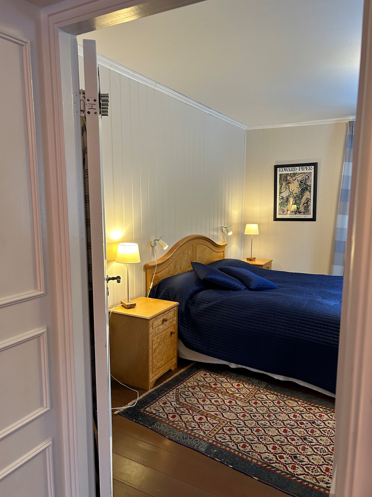 Në katin e poshtëm, ndodhet kjo dhomë gjumi e këndshme me 1 180 krevat (2 x 90 krevate me 1 dyshek të madh) dy dritare të bukura me em /diell në mbrëmje. Perdet e errëta janë të disponueshme 