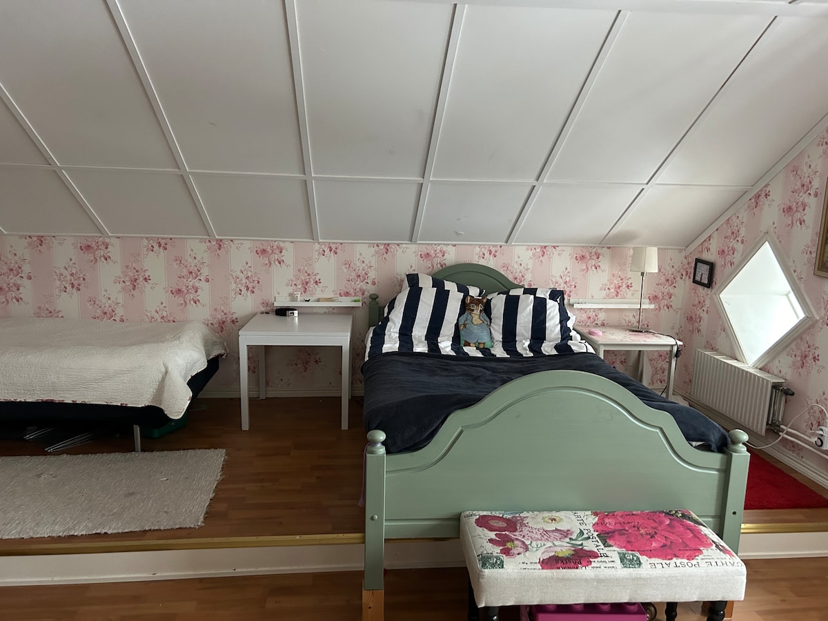 Në katin e sipërm pranë dhomës kryesore të gjumit ndodhet një dhomë e bukur me 1 120 krevat dhe 1 krevat x 90. 
Ka gjithashtu një sobë me pllaka dhe një tavolinë të bukur grimi të modës së vjetër. 

Çarçafët e shënimeve nuk janë të përfshirë. 