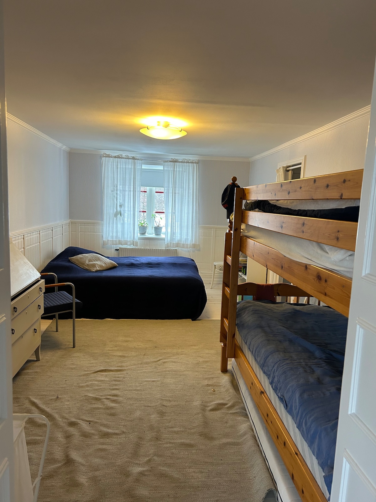 Në katin e sipërm ka një dhomë të ndritshme dhe të këndshme me 1 krevat marinari (2  x 90 cm), si dhe një krevat 140 cm. 

Dritare e bukur me diell mëngjesi. Perde e ndërprerjes së energjisë elektrike e disponueshme. 